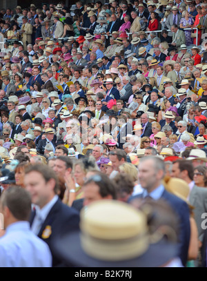 Glorious Goodwood : foules pack les stands sur la populaire ladies' day. Banque D'Images