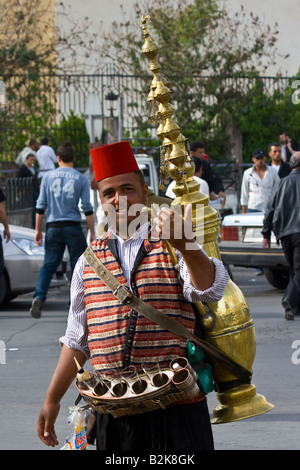 Vente de jus de tamarin l'homme dans les rues à Damas en Syrie Banque D'Images