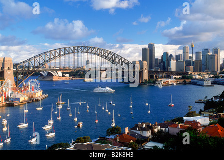 Sydney skyline avec Harbour Bridge et yachts ancrés dans la région de Lavender Bay avec le Luna Park sur la gauche Banque D'Images