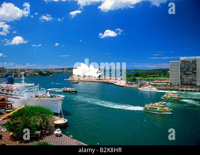 Navire à passagers et partent à la Sydney Harbour Quay avec Opera House Banque D'Images