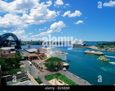 Navire à passagers et partent à la Sydney Harbour Quay avec Opera House Banque D'Images