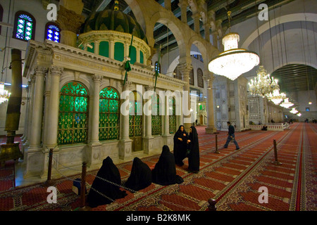 Les femmes arabes priant sur la tombe de Jean le Baptiste dans la mosquée des Omeyyades à Damas, Syrie Banque D'Images