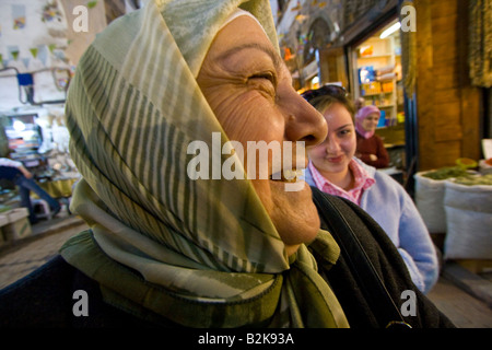 Smiling femme musulmane dans la vieille ville de Damas en Syrie Banque D'Images