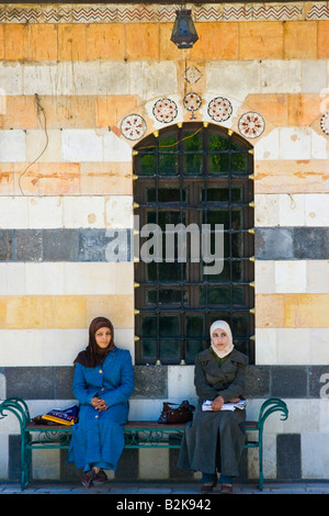 Deux jeunes femmes au Palais Azem dans la vieille ville de Damas en Syrie Banque D'Images