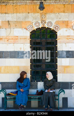 Deux jeunes femmes au Palais Azem dans la vieille ville de Damas en Syrie Banque D'Images