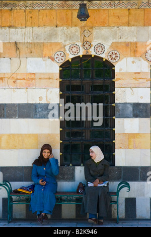 Deux jeunes femmes au Palais Azem dans la vieille ville de Damas en Syrie Banque D'Images