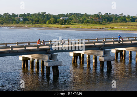 George Crady Bridge pêcheur sur la jetée de pêche State Park, près de Amelia Island, Floride Banque D'Images