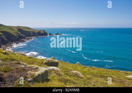 Littoral près de Lands End avec plage et phare de Gamper drakkars Cornwall England UK GB EU Europe Banque D'Images