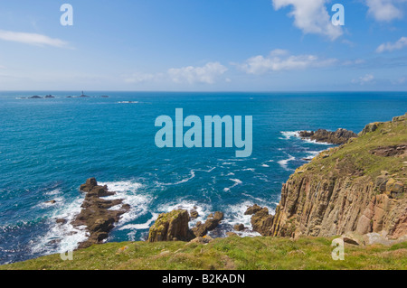 Côte au bout des terres avec le Dr Syntaxs chef Dr Johnson's head rocks et phare drakkars Cornwall England UK GB EU Europe Banque D'Images