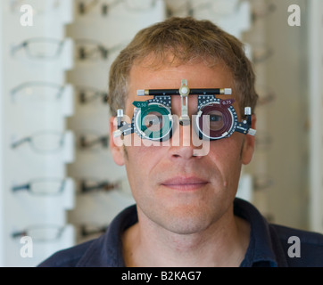Un homme ayant ses yeux testés à un opticien en Grande-Bretagne Banque D'Images