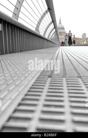 Low angle view of the Millenium Bridge vers la cathédrale St Paul dans la ville de Londres, Angleterre, Royaume-Uni. Banque D'Images