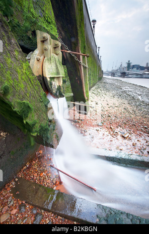 Trop-plein d'eaux usées dans la rivière Thames, London City, Angleterre, Royaume-Uni. Banque D'Images