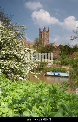 À la recherche de l'autre côté de la rivière Severn à Worcester vers la cathédrale, Worcestershire, Angleterre, Royaume-Uni. Banque D'Images