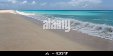 11 Mile Beach sur Barbuda s côte ouest un voilier de croisière est ancrée dans la distance Banque D'Images