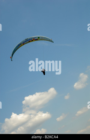 Un para glider haut au-dessus des villages de Boppard sur le Rhin et Filsen Banque D'Images