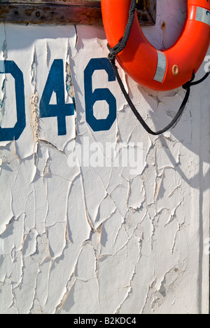 L'écaillage de la peinture d'un vieux bateau de pêche Banque D'Images