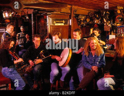 Session de musique traditionnelle irlandaise, Harbour Bar, Bray, Co Wicklow, Irlande Banque D'Images