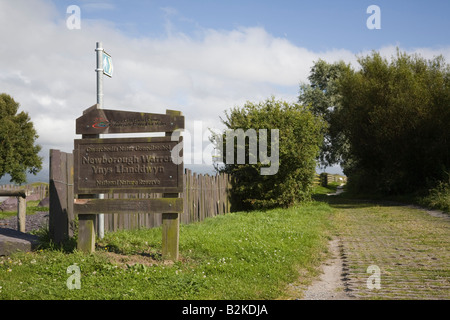 Newborough Warren National Nature Reserve panneau d'entrée et sentier Newborough, Isle of Anglesey, au nord du Pays de Galles, Royaume-Uni, Angleterre Banque D'Images