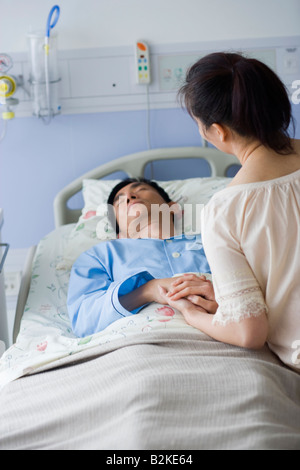 Vue arrière of a Mid adult man's hand dans une chambre d'hôpital Banque D'Images