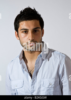 Portrait d'un jeune homme au début de la vingtaine. Banque D'Images