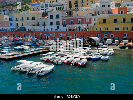 Une belle vue sur le port de Ponza, un cristal de l'eau et les bâtiments colorés, typiques de l'île de Ponza, lazio, Italie, Europe. Banque D'Images