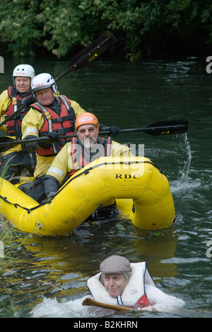 L'homme d'être secouru par S.A.R.A (Severn Area Rescue Association) Banque D'Images
