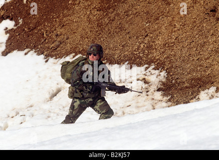 Soldat de l'Armée américaine sur les manœuvres dans le domaine Banque D'Images