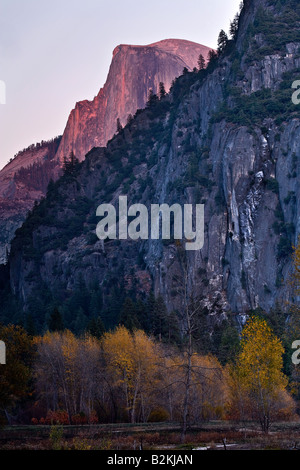 La Yosemite Demi Dôme captures dernière lumière du jour. Banque D'Images