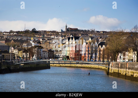 L'homme agenouillé dans un canot faire son chemin jusqu'à la rivière Lee dans le centre de la ville de Cork, Irlande Banque D'Images