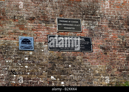 Sur l'entrée du tunnel de Blisworth Grand Union Canal, à Stoke Bruerne Northamptonshire Angleterre UK Banque D'Images