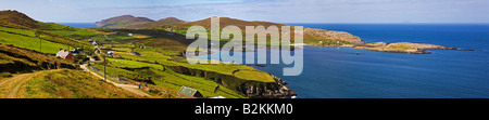 Randonneurs sur une piste de ferme (Boreen), près de Allihies, Péninsule de Beara, comté de Cork, Irlande Banque D'Images