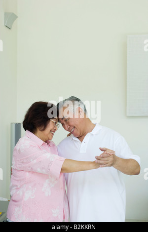 Close-up of a senior couple dancing Banque D'Images