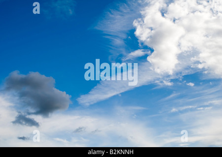 Nuages laineux nuages gris et bleu ciel Banque D'Images