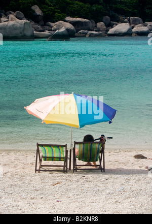 Détente sur la plage touristique de Koh Nang Yuan island au large de Koh Tao en Thaïlande Banque D'Images