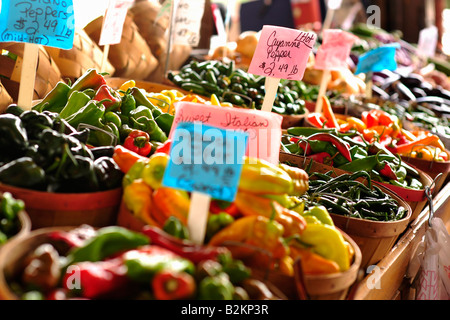 Les poivrons s'asseoir sur l'affichage à un marché de fermiers dans la région de Raleigh, Caroline du Nord. Banque D'Images