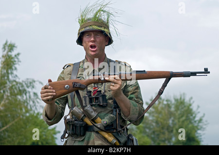 Une armée allemande Unteroffizier donnant une formation ad hoc pour le champ à de nouvelles tactiques militaires Banque D'Images
