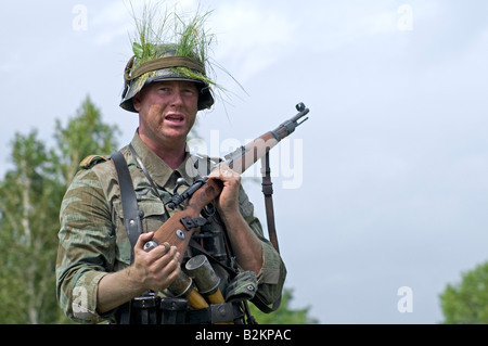 Une armée allemande Unteroffizier donnant une formation ad hoc pour le champ à de nouvelles tactiques militaires Banque D'Images
