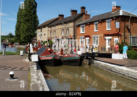 Bateaux du canal de travail ouvrir le verrou Grand Union Canal, à Stoke Bruerne Northamptonshire Angleterre Banque D'Images