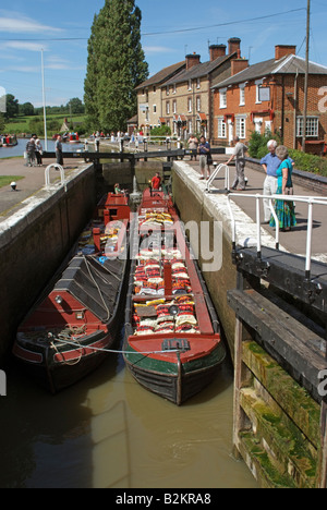 Bateaux du canal de travail ouvrir le verrou Grand Union Canal, à Stoke Bruerne Northamptonshire Angleterre Banque D'Images