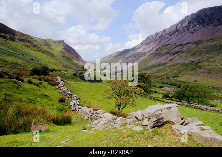 À l'ouest le long de la vallée de Nantlle dans le parc national de Snowdonia dans le Nord du Pays de Galles avec un ciel couvert Banque D'Images