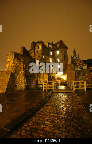 Ville de Newcastle, en Angleterre. Château médiéval gatehouse, La Porte Noire avec la Cathédrale St Nicholas spire dans l'arrière-plan. Banque D'Images