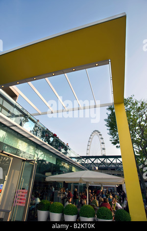 ROYAL FESTIVAL HALL SOUTHBANK LONDON ENGLAND UK RESTAURANTS EN PLEIN AIR Banque D'Images