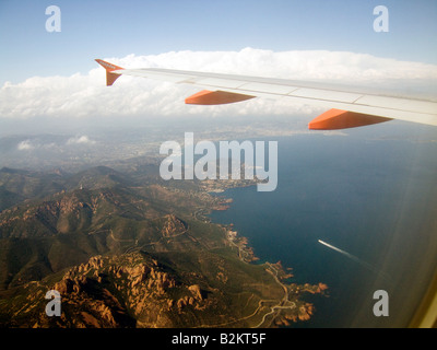 L'aile d'un avion et la vue sur la côte d'Azur, en venant d'atterrir à l'aéroport de Nice. (Easy Jet) Banque D'Images