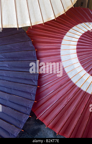Motif de parapluies traditionnels japonais en papier (wagasa ou bangasa) en rouge Bordeaux, bleu marine et blanc, Japon. Banque D'Images