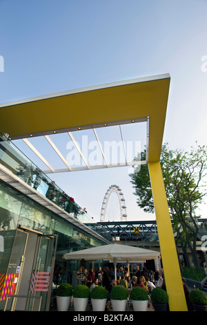 ROYAL FESTIVAL HALL SOUTHBANK LONDON ENGLAND UK RESTAURANTS EN PLEIN AIR Banque D'Images