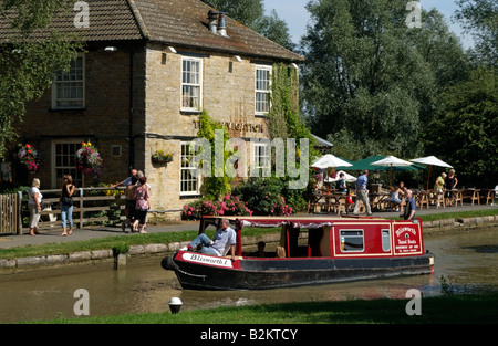 Bateau navire sur le Canal Grand Union Canal, à Stoke Bruerne Northamptonshire Angleterre Un grand classique loué pour la journée Banque D'Images