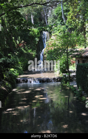 Cascade dans l'ancienne résidence de la reine Marie de Roumanie à Balchik, Bulgarie Banque D'Images