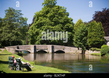 Les touristes farniente sur les rives de la rivière Wye dans le Derbyshire Banque D'Images