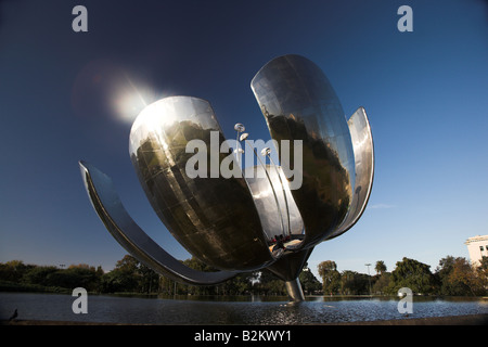 Floralis Generica 'Homanaje' dans Recoleta, Buenos Aires en Argentine. Banque D'Images