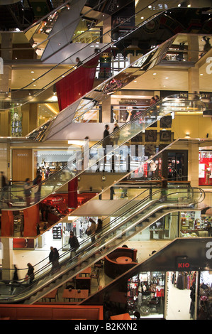 Les boutiques et les escaliers mécaniques dans le centre commercial Abasto dans Abasto de Buenos Aires, Argentine. Banque D'Images